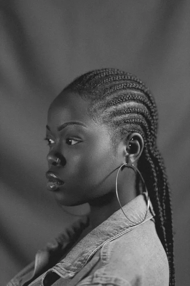 Svart-hvitt profil med tette cornrows